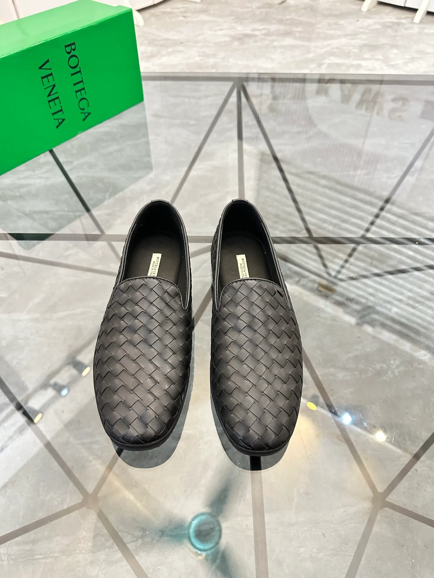 Men's shoes for sale 💰: 💰P460¥ Product trademark: BV* "Botte Venetta*" slip-on shoes, lazy shoes, regular size: 38-44. (Can be customized to 45.) Product materials: imported first-layer woven cowhide leather upper, water-dyed cowhide lining, original outsole. No.: D301